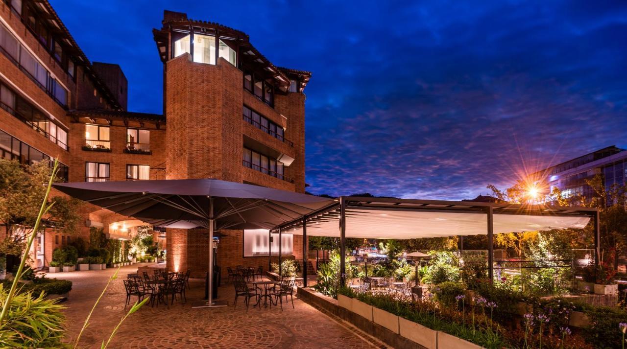 Hotel Estelar La Fontana Bogotá Eksteriør billede The hotel's exterior at night