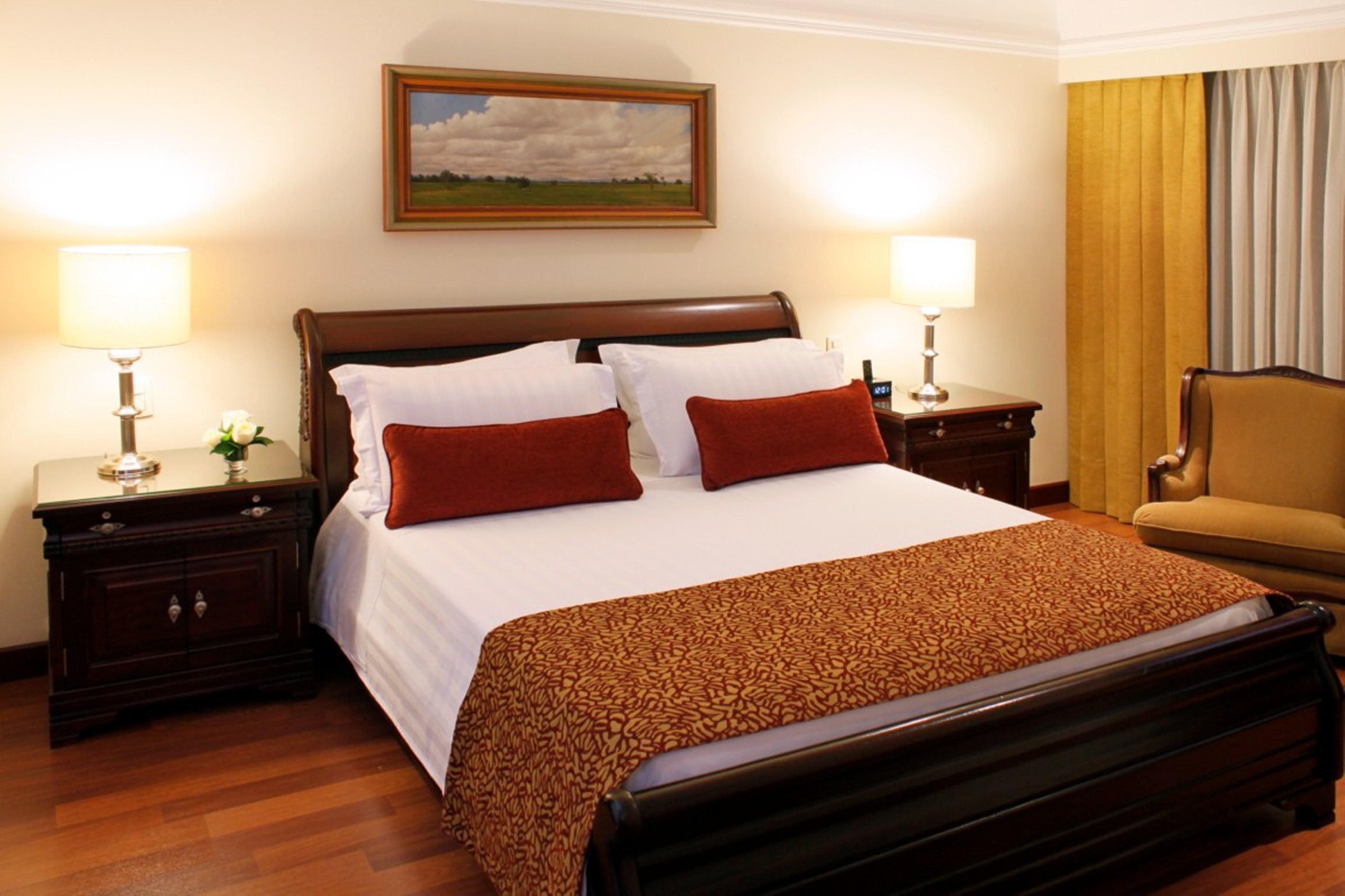 Hotel Estelar La Fontana Bogotá Eksteriør billede A bed with a bed runner