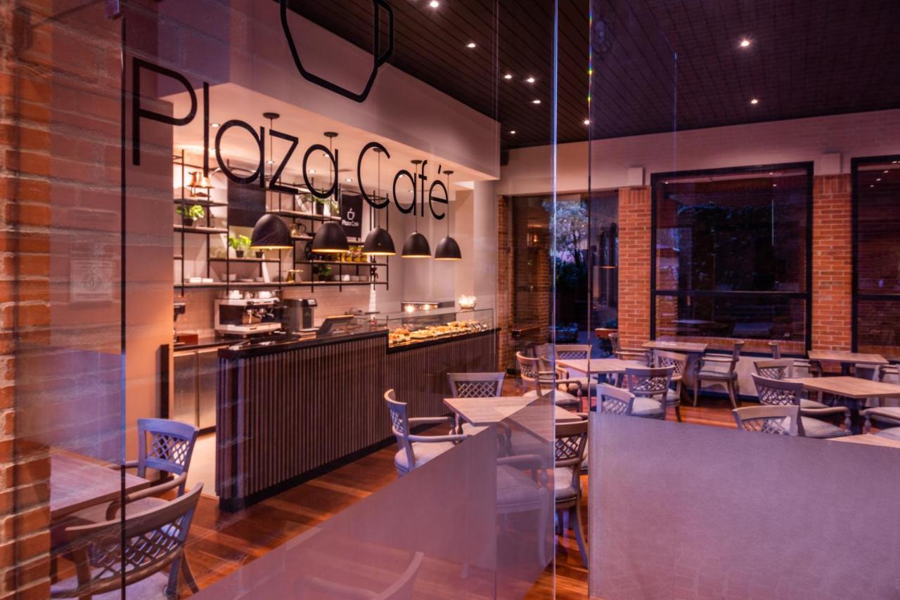 Hotel Estelar La Fontana Bogotá Eksteriør billede Plaza Café